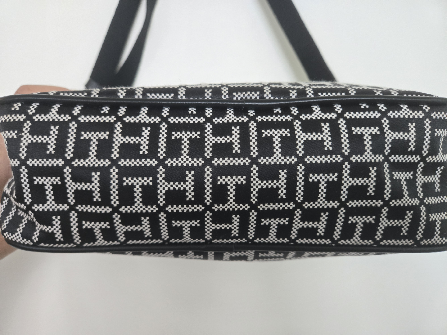 Tommy Hilfiger Black/White Crossbody Bag - photo 4