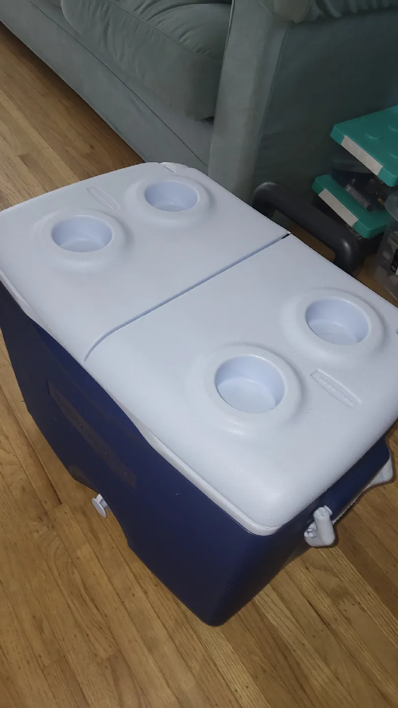 Rubbermaid Rolling Cooler - Blue & White image indicator(2)