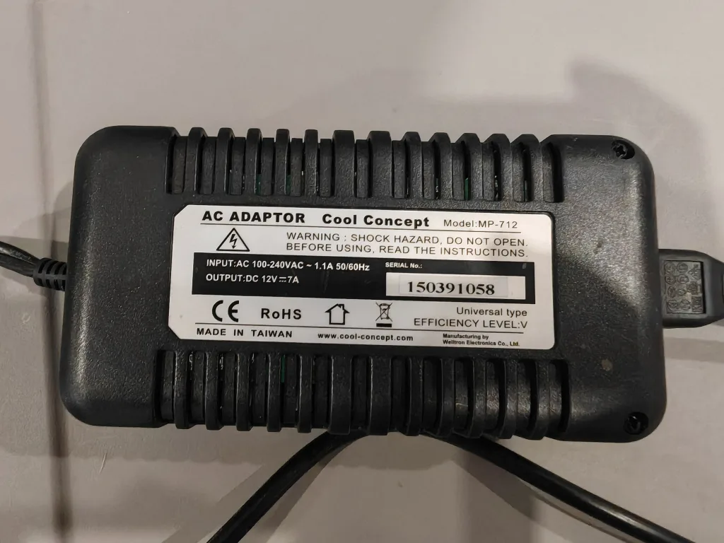 Portable Fridge/Freezer with 12V car plug and 110V adapter image indicator(6)