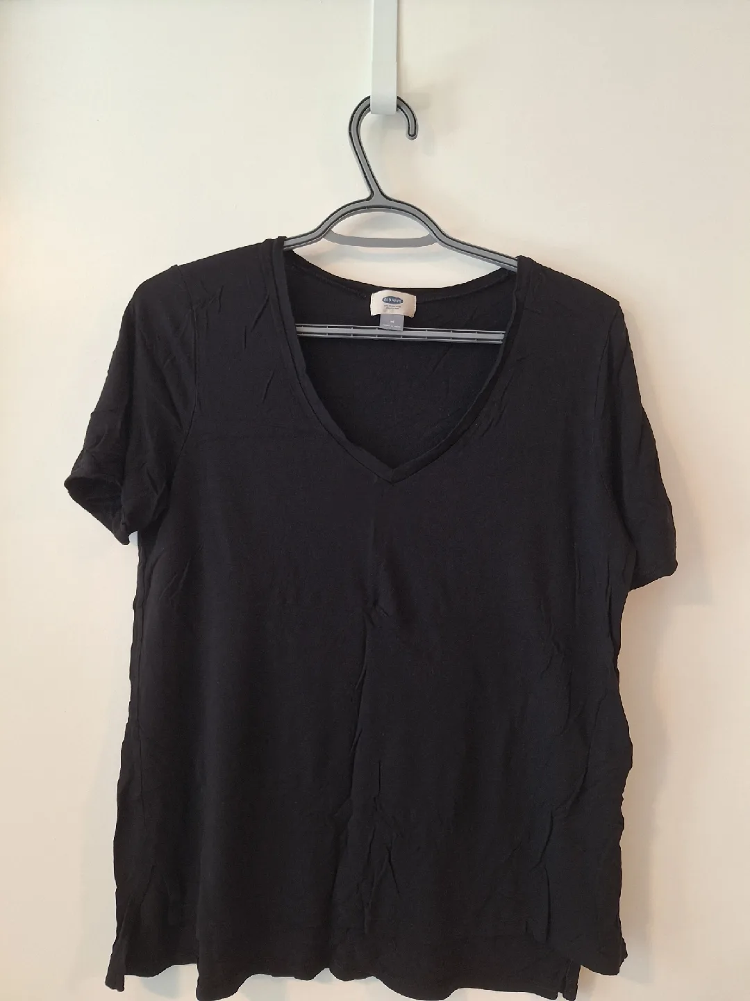 Old Navy Black V-Neck T-Shirt - Size M thumbnail