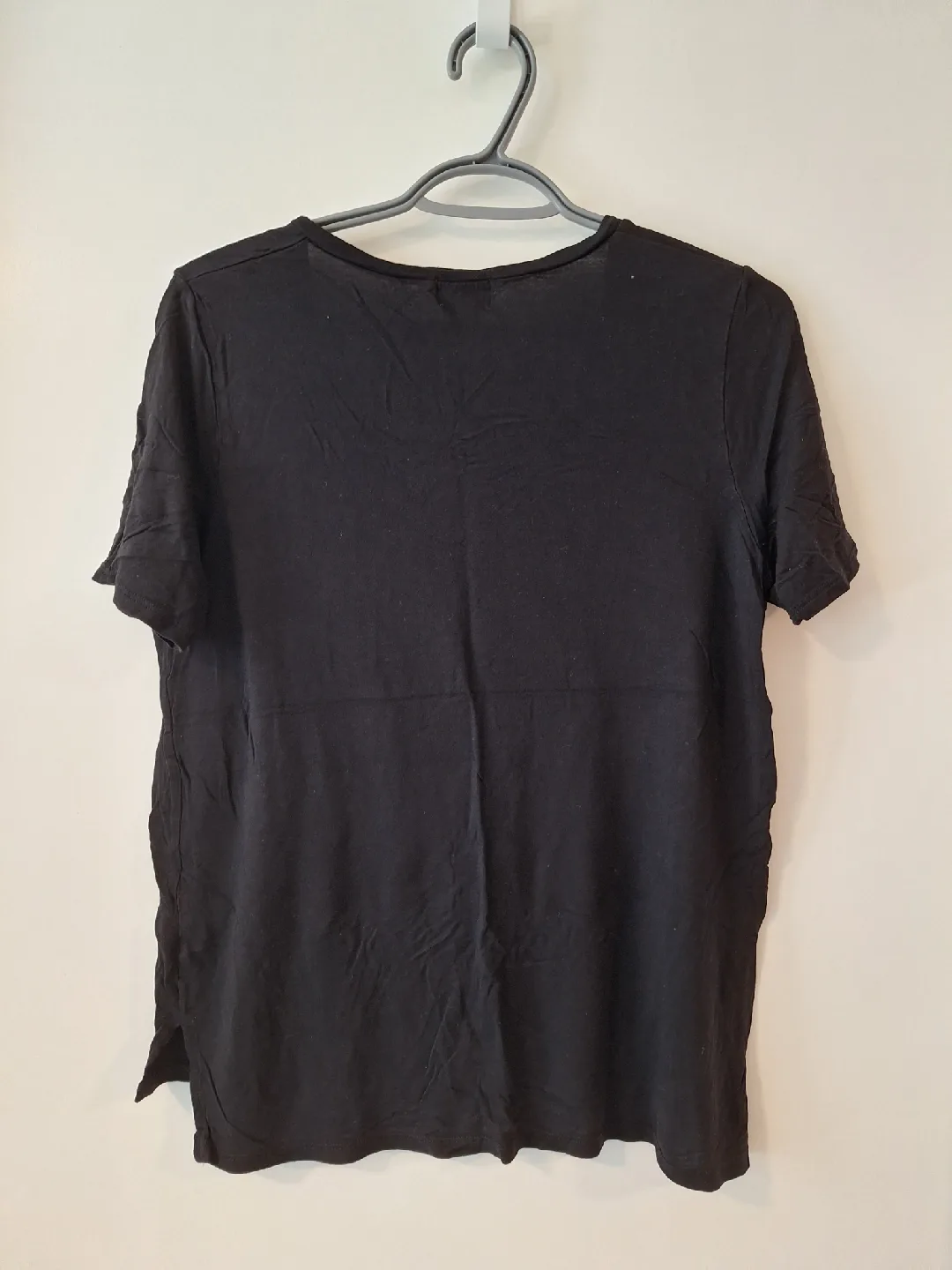 Old Navy Black V-Neck T-Shirt - Size M image indicator(2)