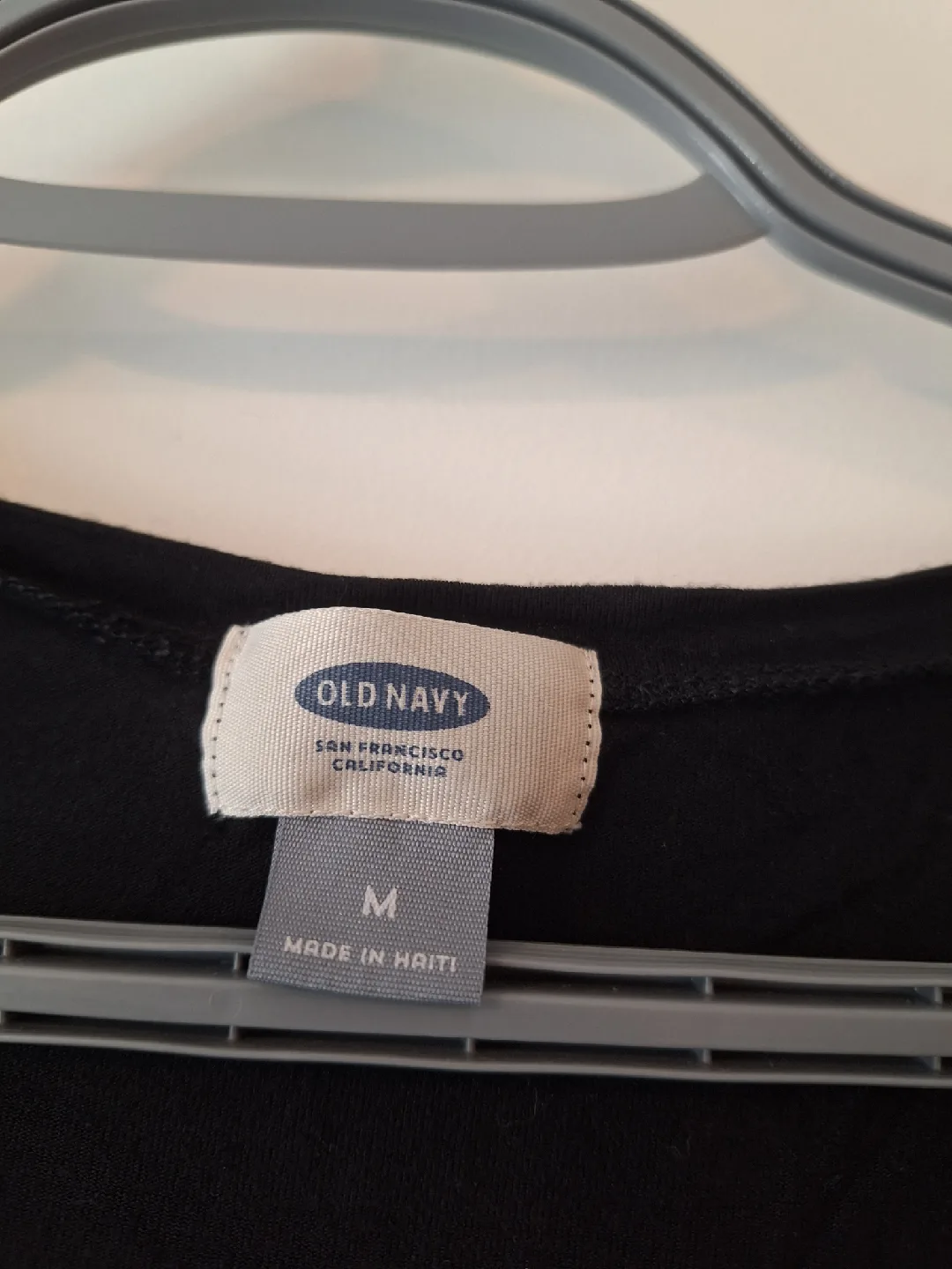 Old Navy Black V-Neck T-Shirt - Size M image indicator(4)