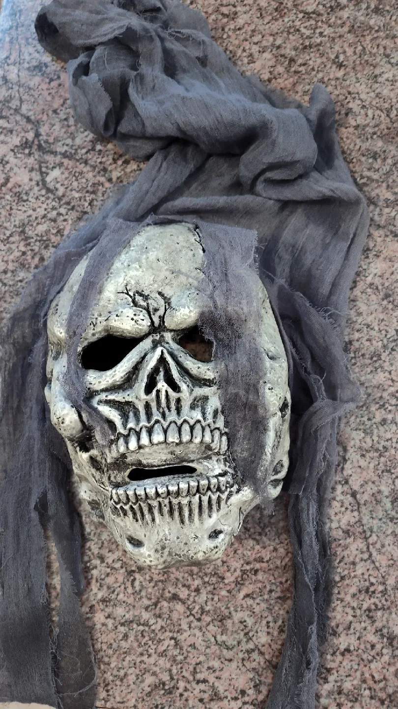 Skull Mask with Grey Cloth image indicator(5)