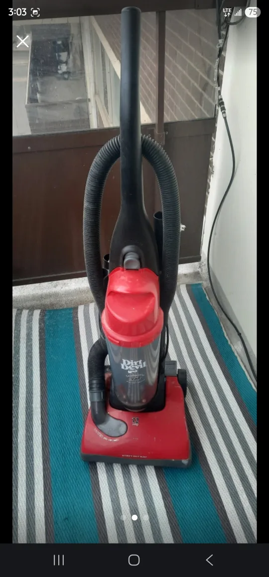 Dirt Devil Featherlite Bagless Upright Vacuum image indicator(2)