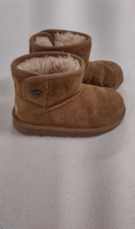 UGG Kids Classic Mini Boot Size 11 (for baby) thumbnail