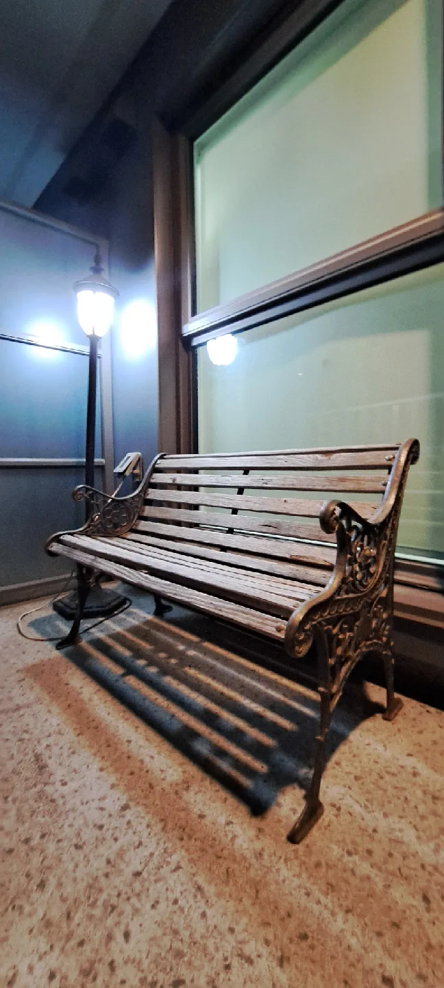 Vintage Style Garden Bench and lamppost image indicator(3)