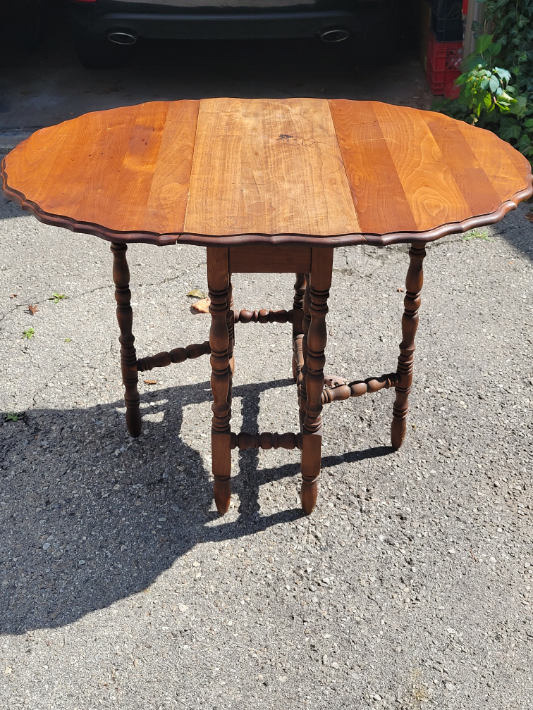 Antique Gate Leg Drop Leaf Table / Good condition