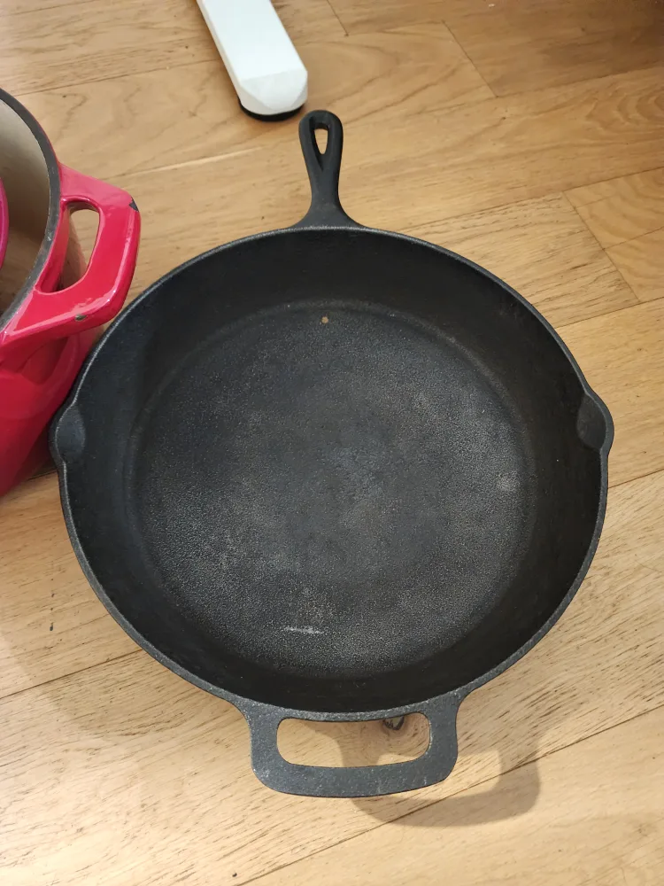 Lodge Cast Iron Skillet and Dutch Oven image indicator(3)