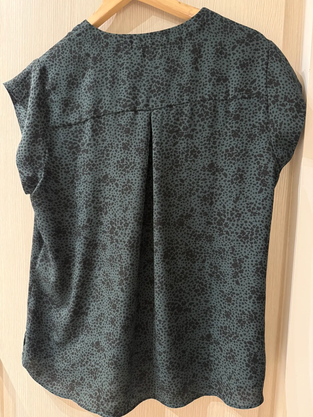 Beautiful Green Leopard Blouse from Reitman image indicator(4)