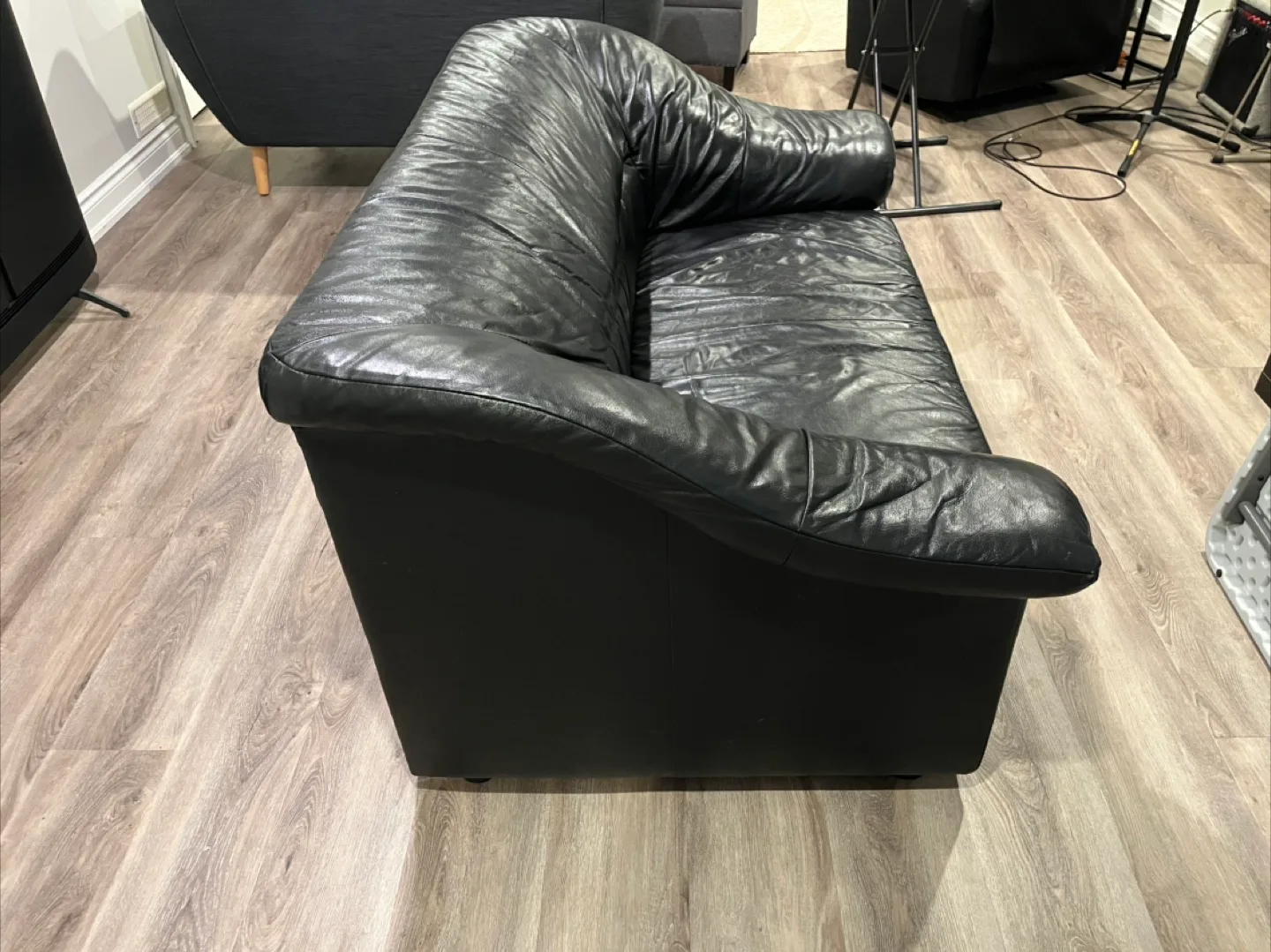 Black Genuine Leather Loveseat image indicator(3)