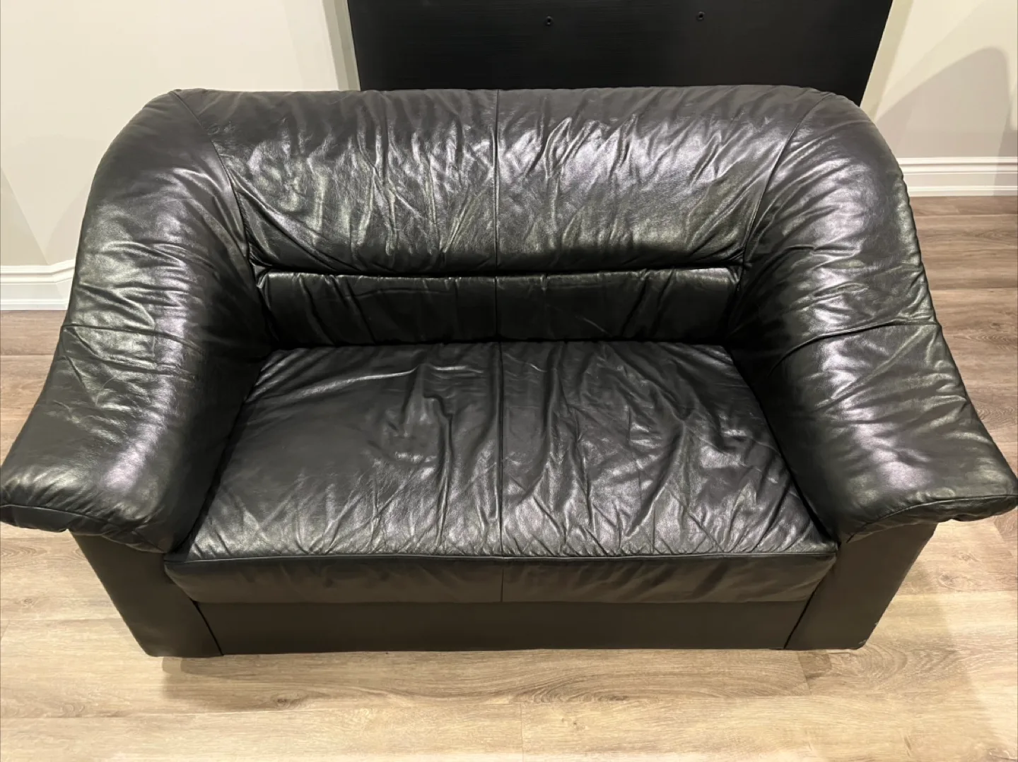 Black Genuine Leather Loveseat thumbnail