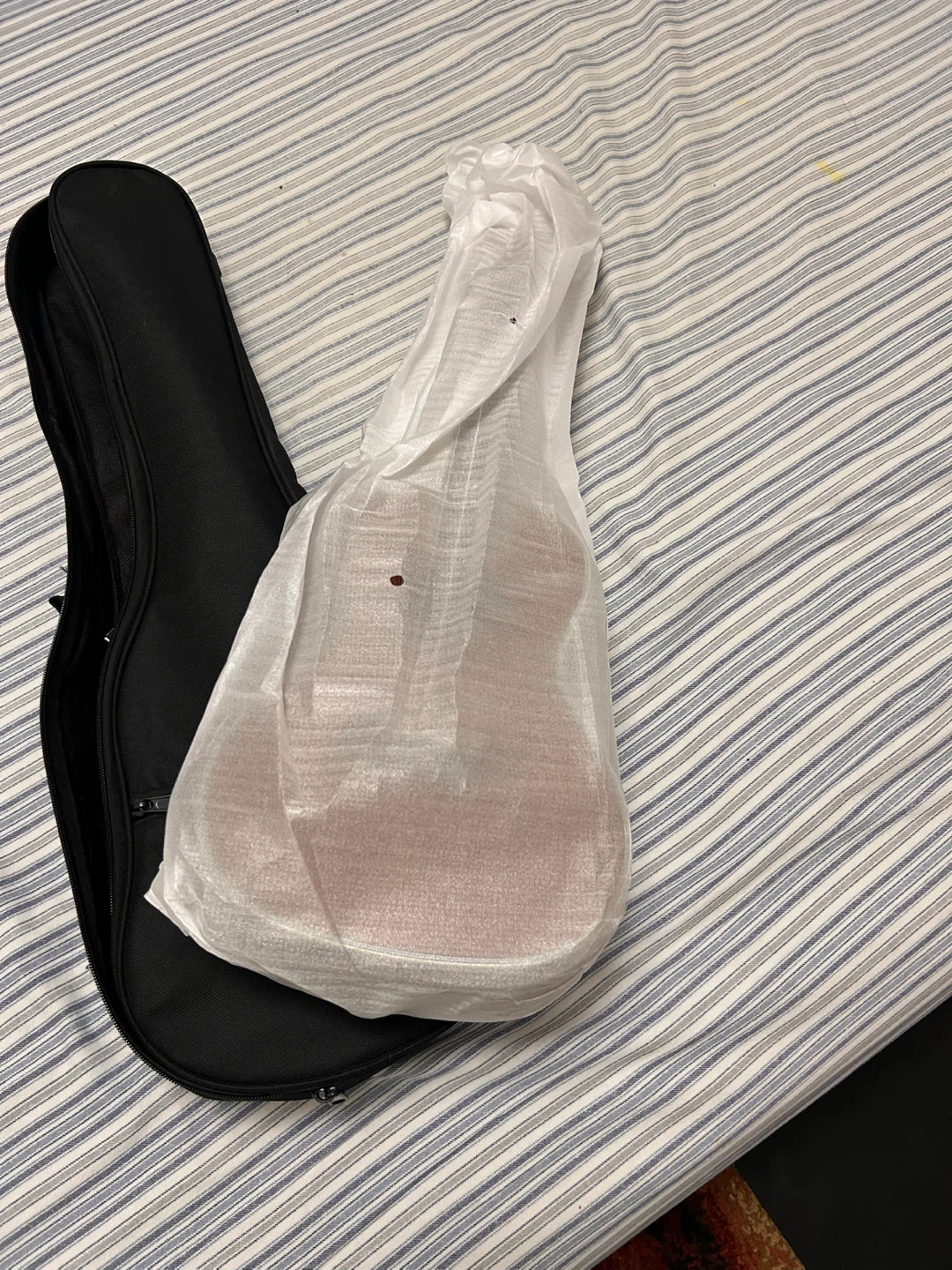 Lohanu Ukulele with Case - photo 2