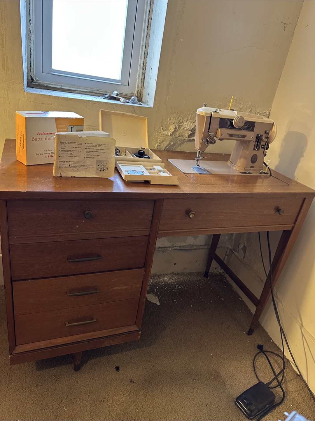 Vintage Singer Sewing Machine with Accessories