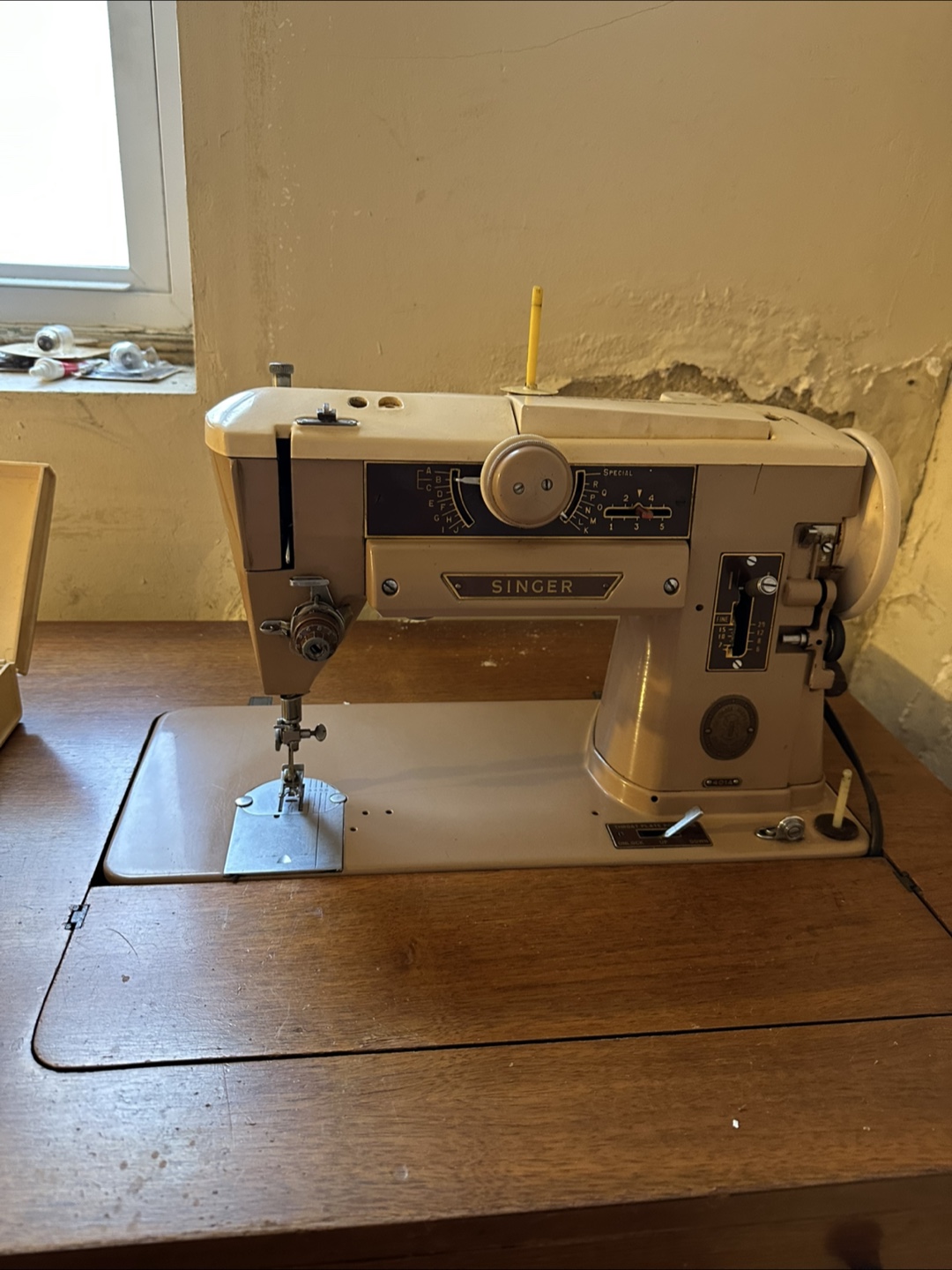 Vintage Singer Sewing Machine with Accessories - photo 2