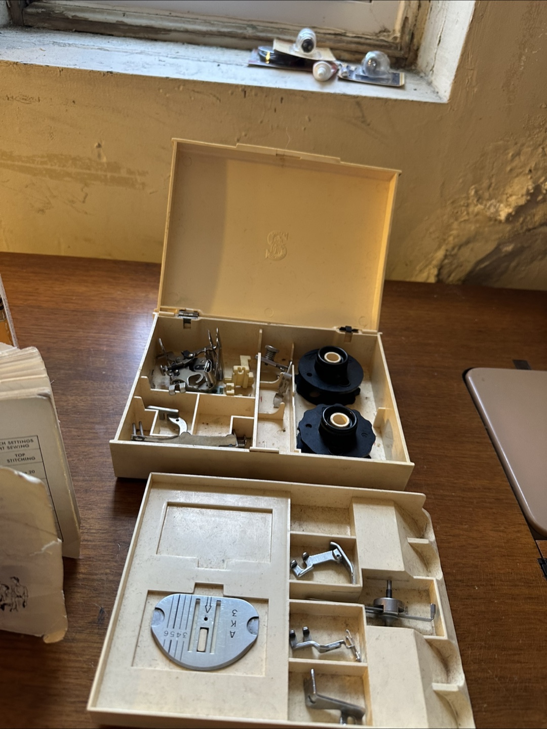 Vintage Singer Sewing Machine with Accessories - photo 3