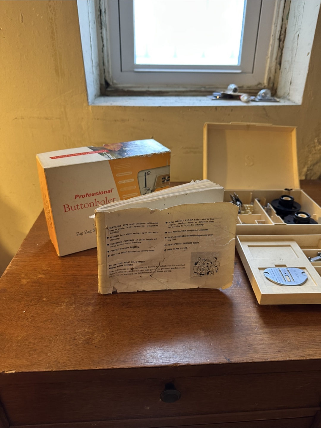 Vintage Singer Sewing Machine with Accessories - photo 4
