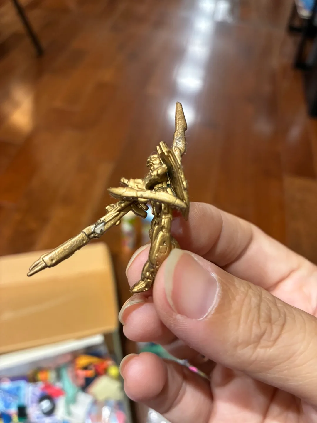 Small Golden Gundam Figurine image indicator(2)