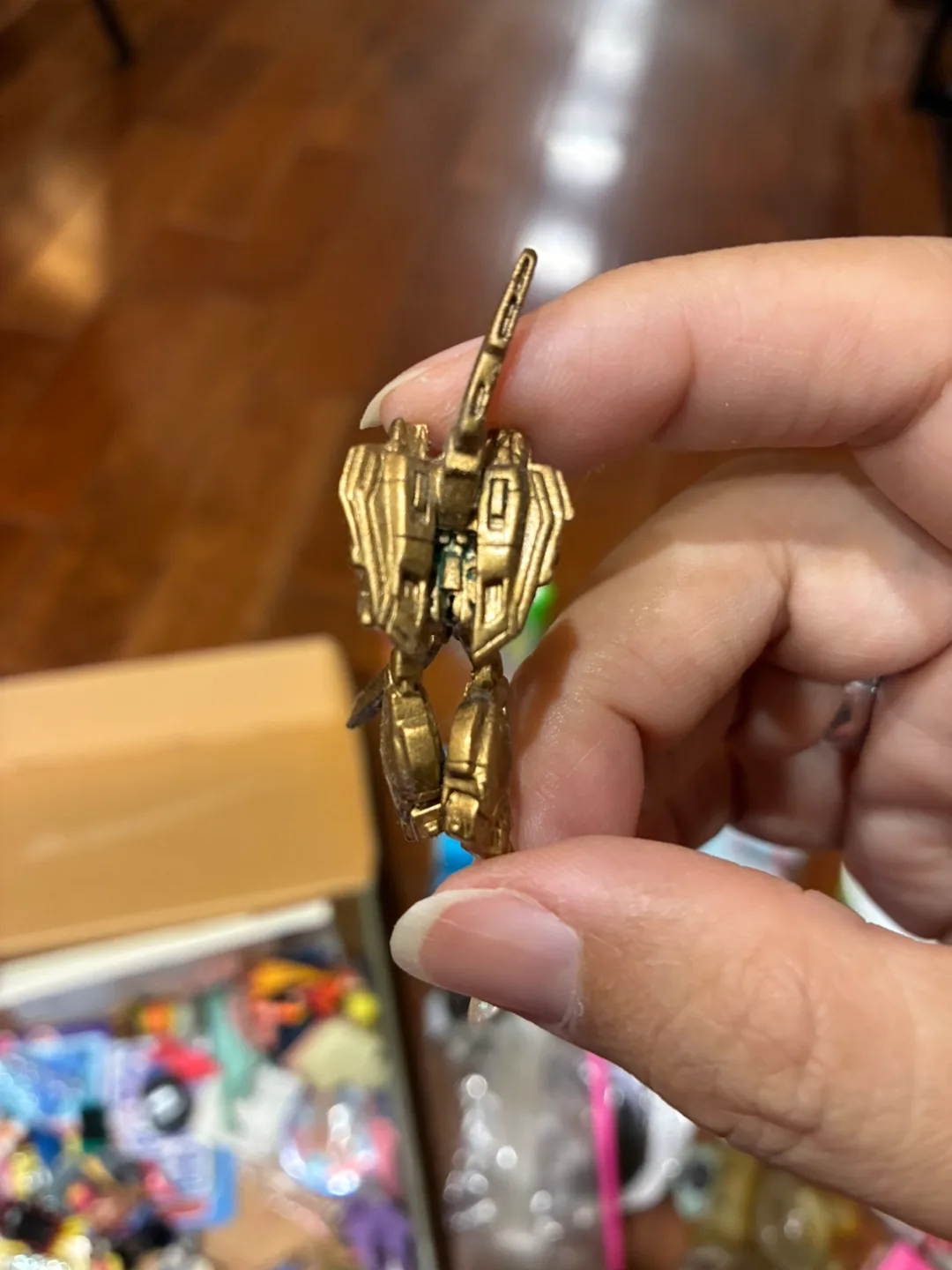 Small Golden Gundam Figurine image indicator(3)