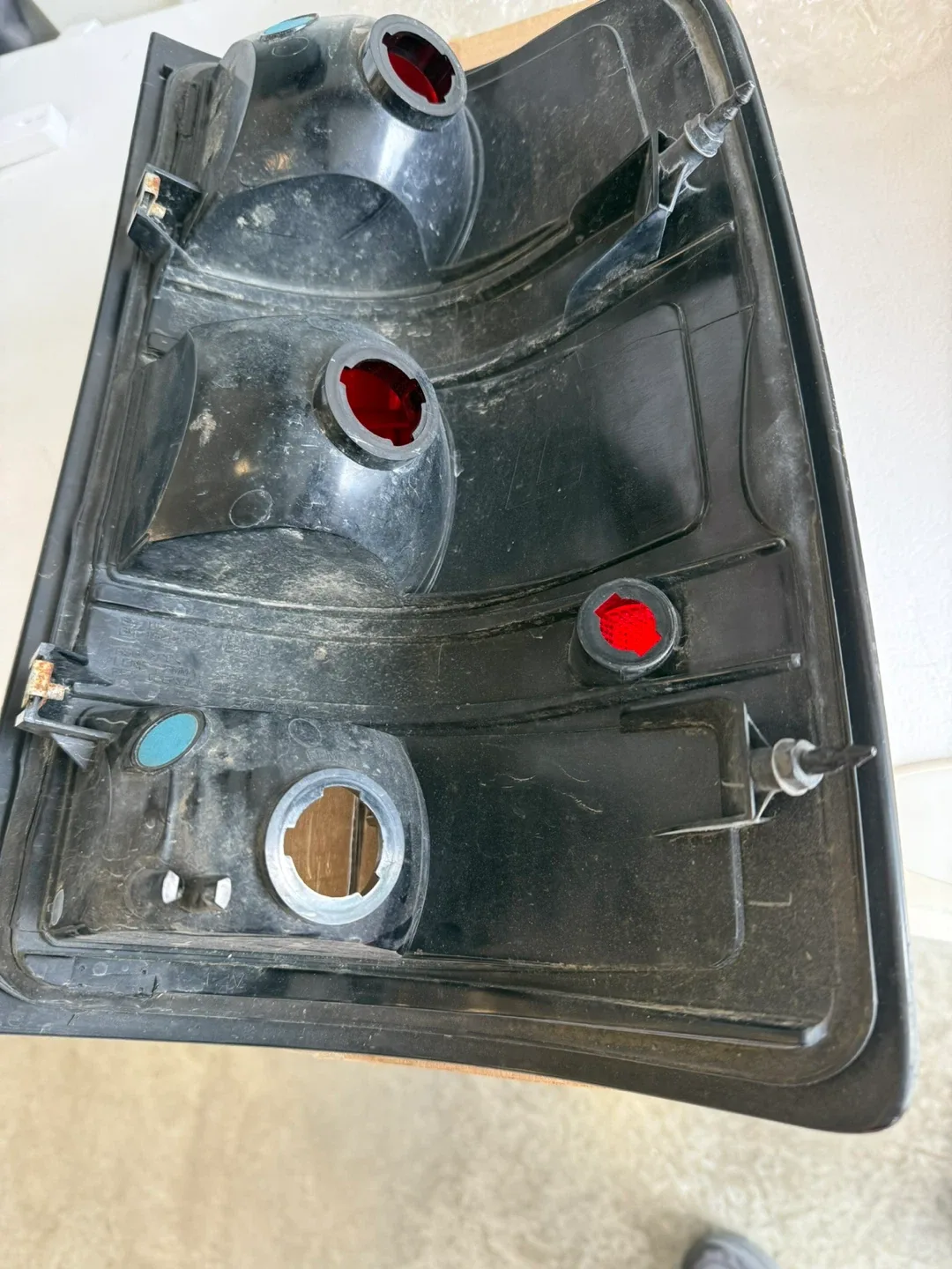 GM 25958486 Tail Light image indicator(4)