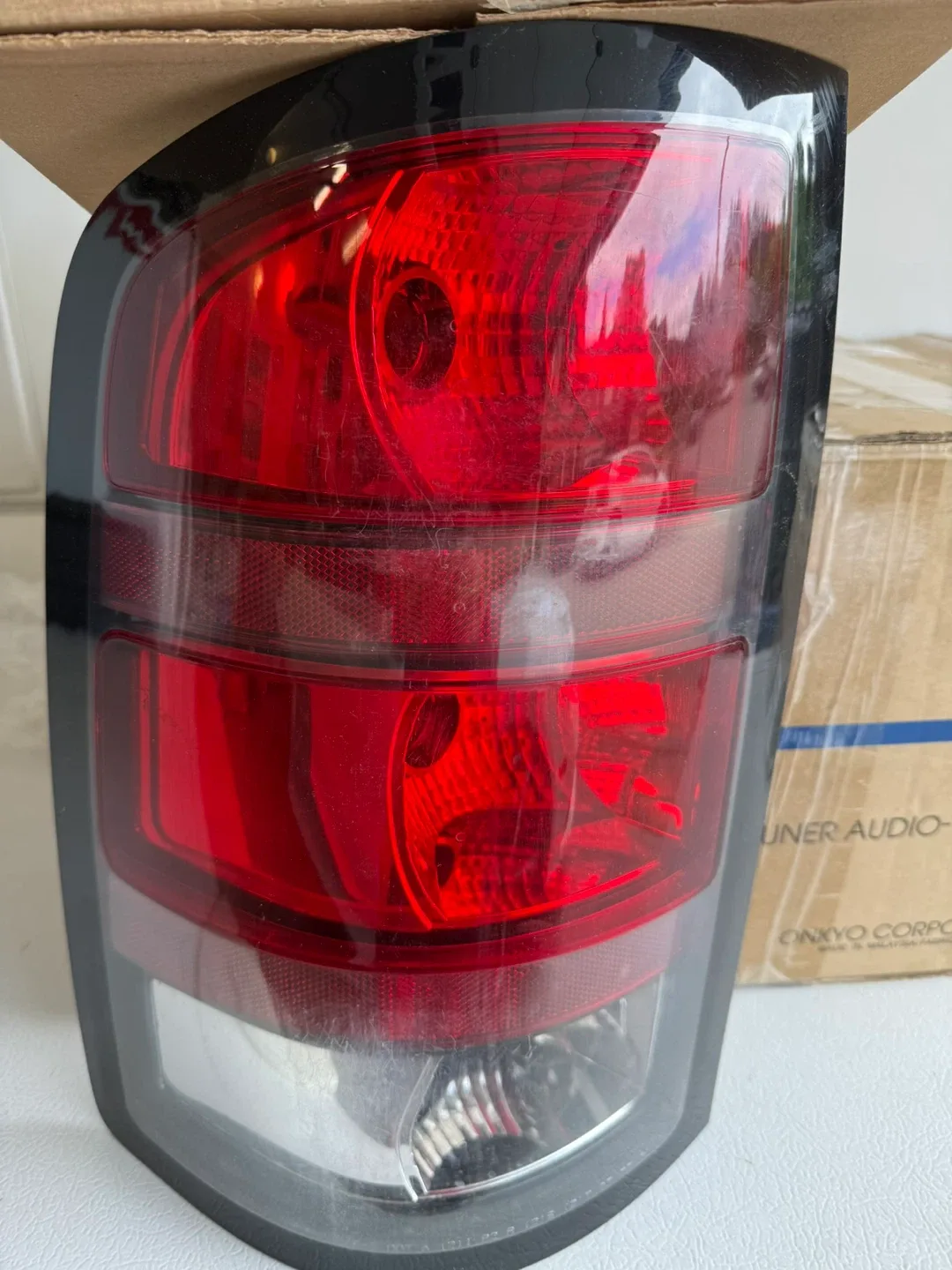 GM 25958486 Tail Light image indicator(2)