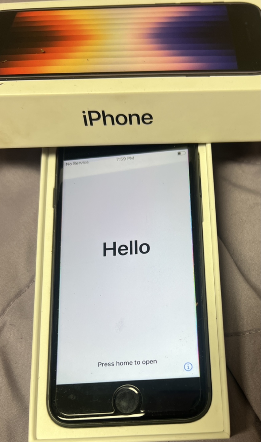 iPhone SE (3rd Gen) Black - Like New - photo 3