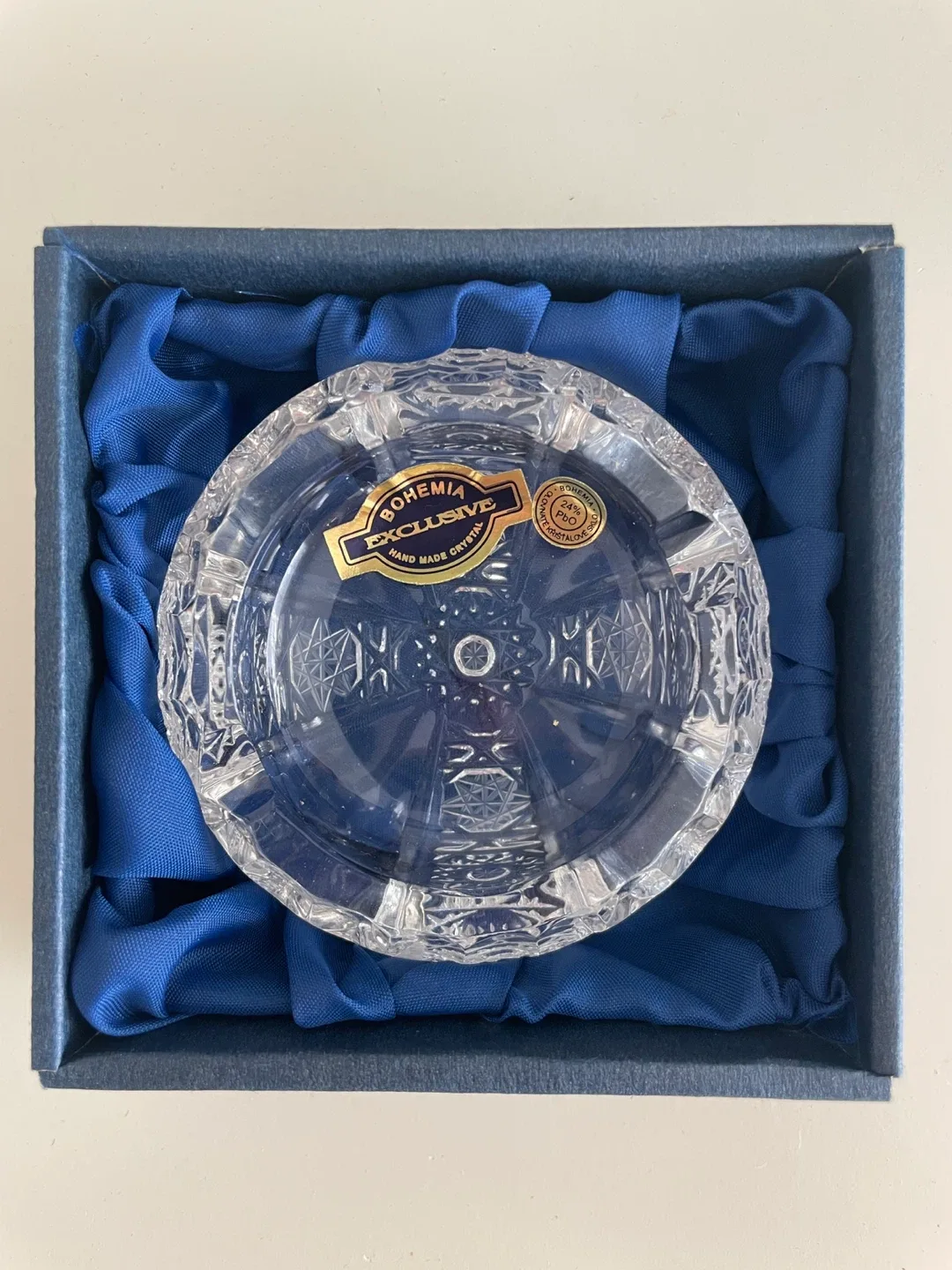 Bohemia Exclusive Hand Made Crystal Ashtray image indicator(2)