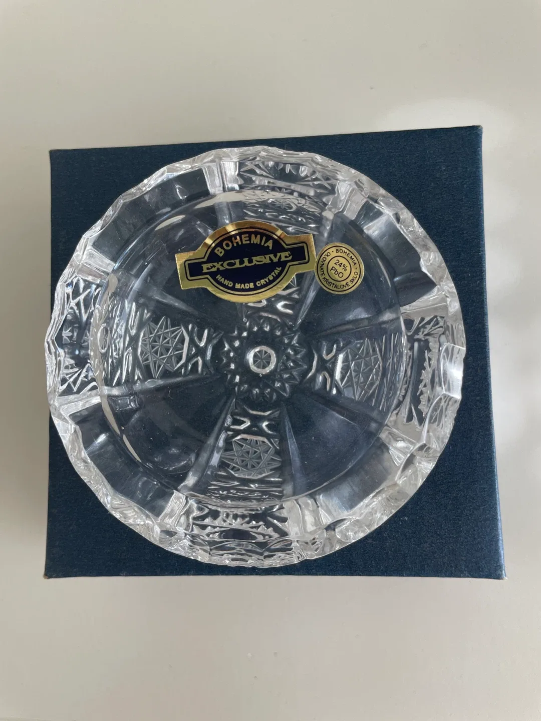 Bohemia Exclusive Hand Made Crystal Ashtray image indicator(3)