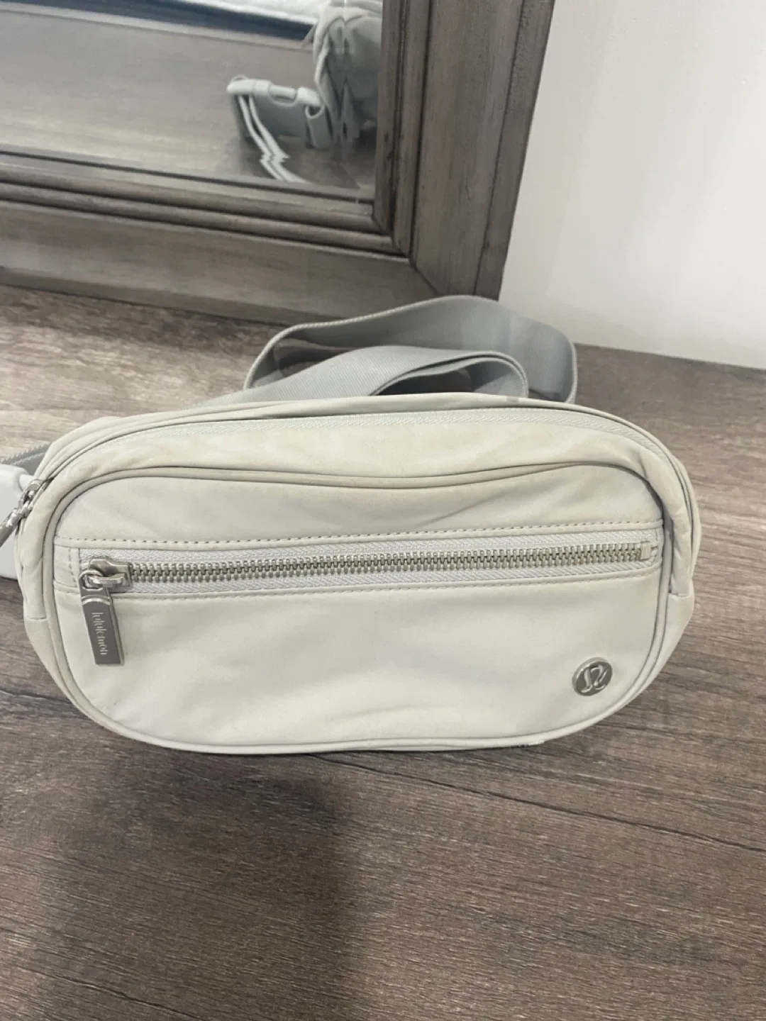 Lululemon Everywhere Belt Bag - Light Grey image indicator(2)