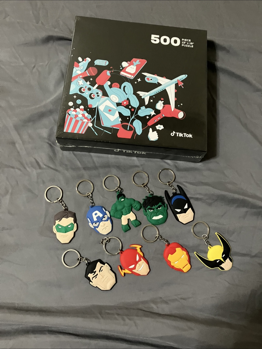 500 pcs Tik Tok Puzzle & 9 Superhero Keychains