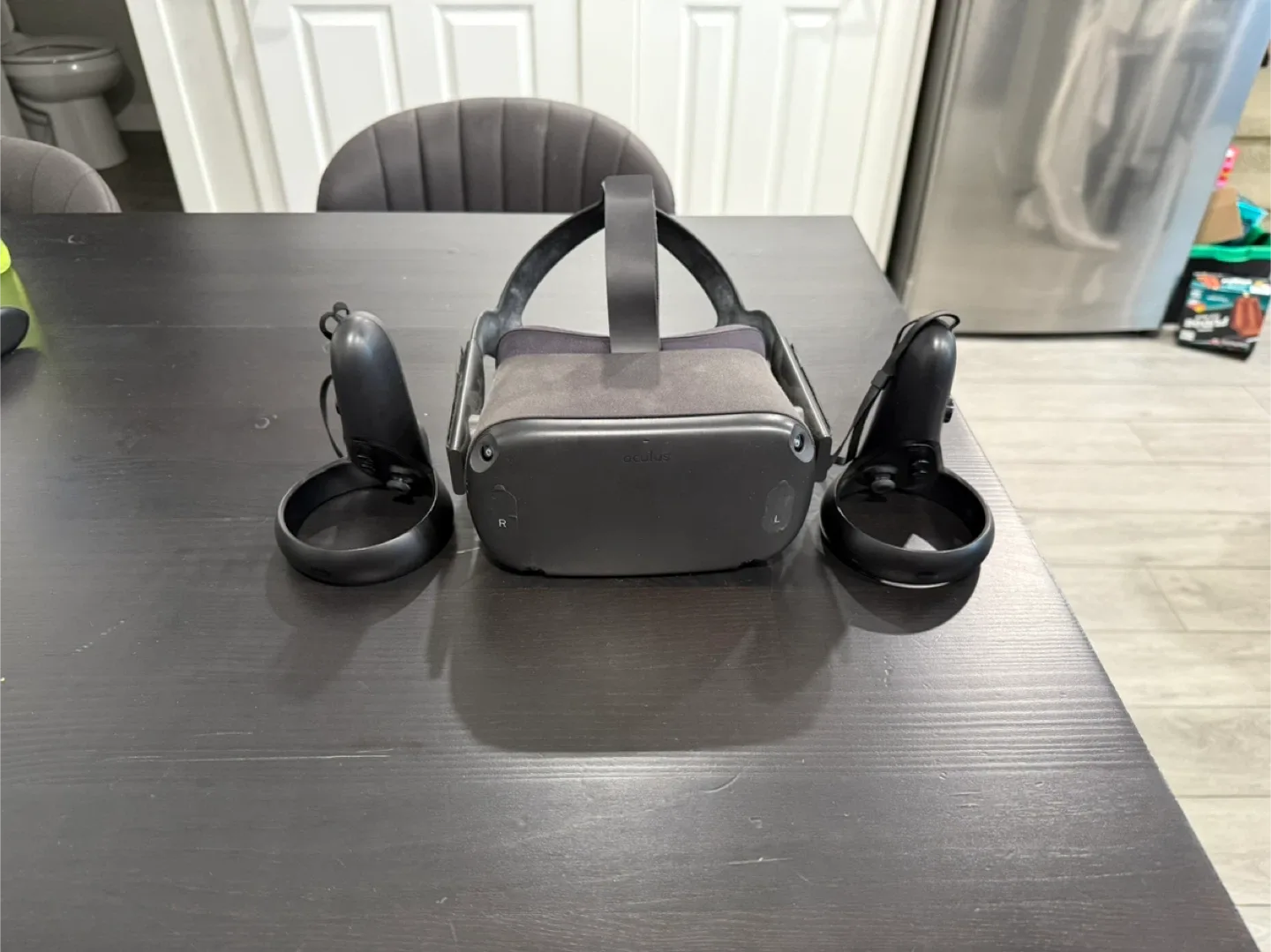 Oculus Quest VR Headset & Controllers thumbnail