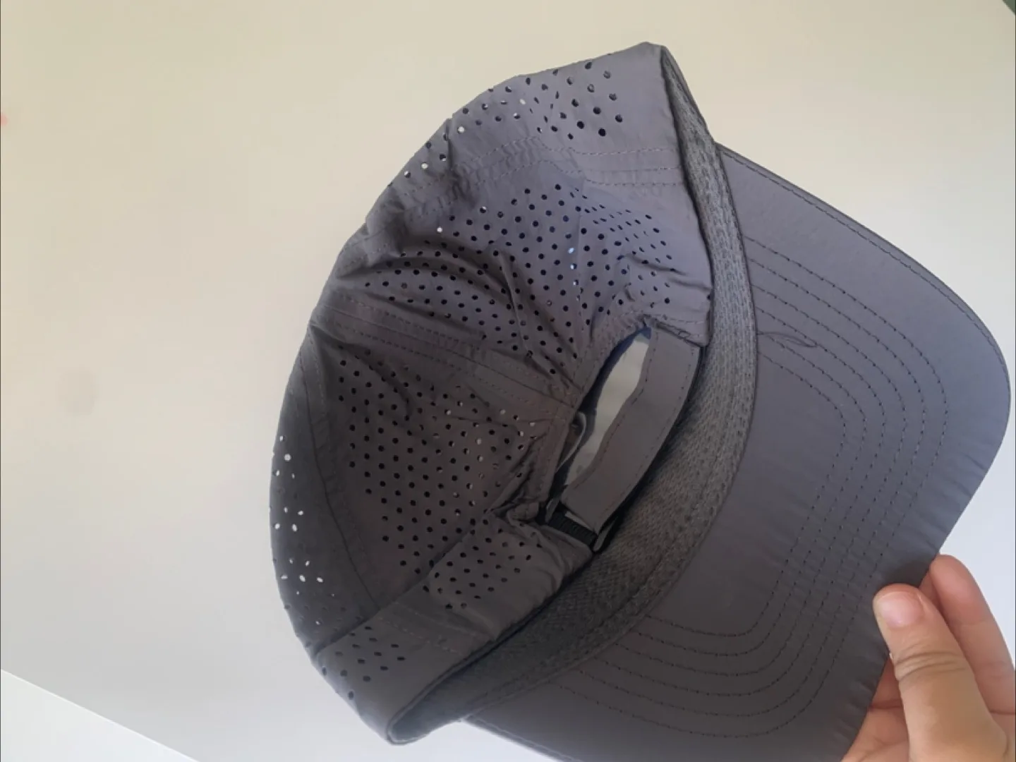 NEVER WORN Gray Training Hat BREATHABLE image indicator(3)