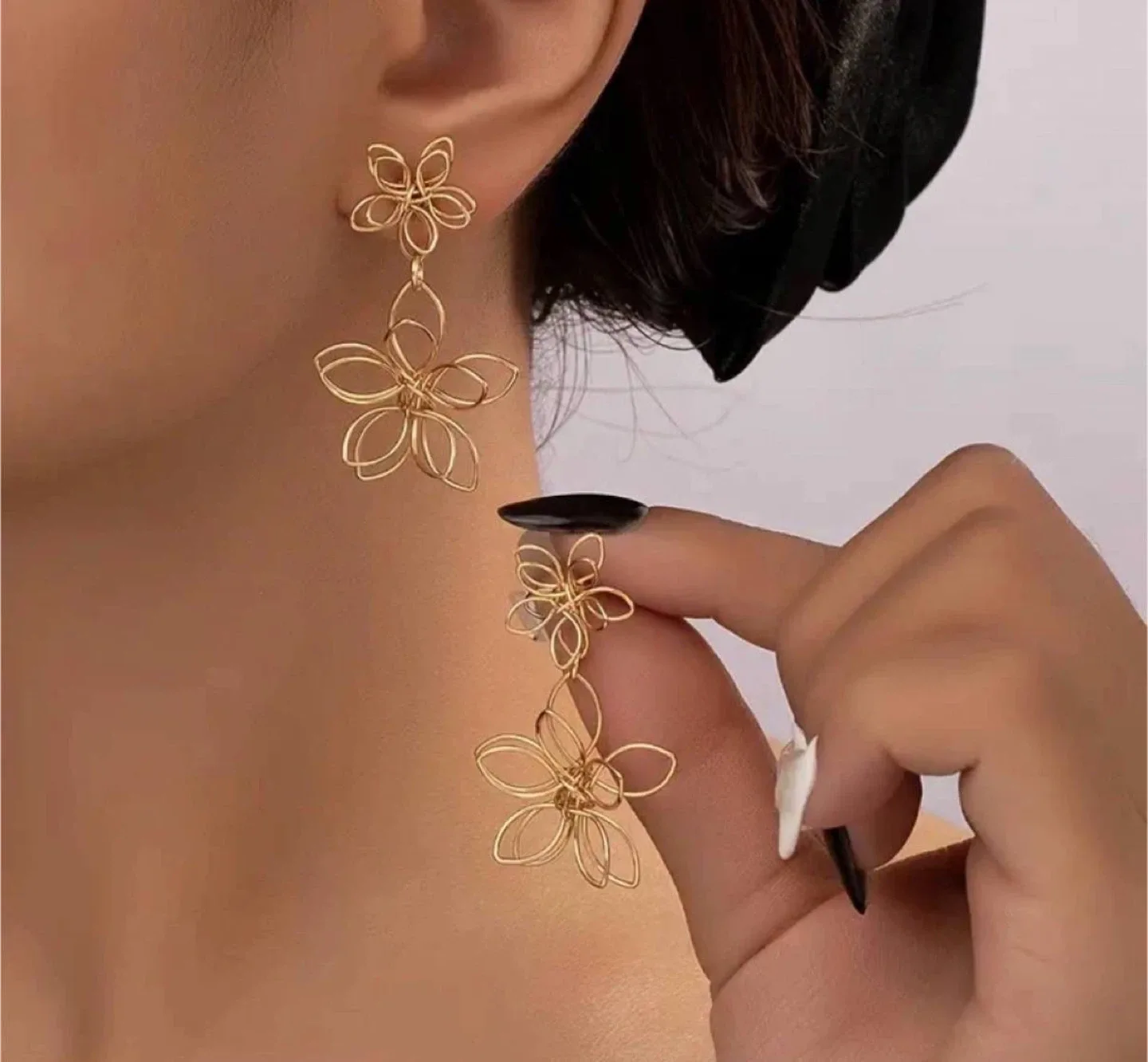 Gold Flower Dangle Earrings thumbnail