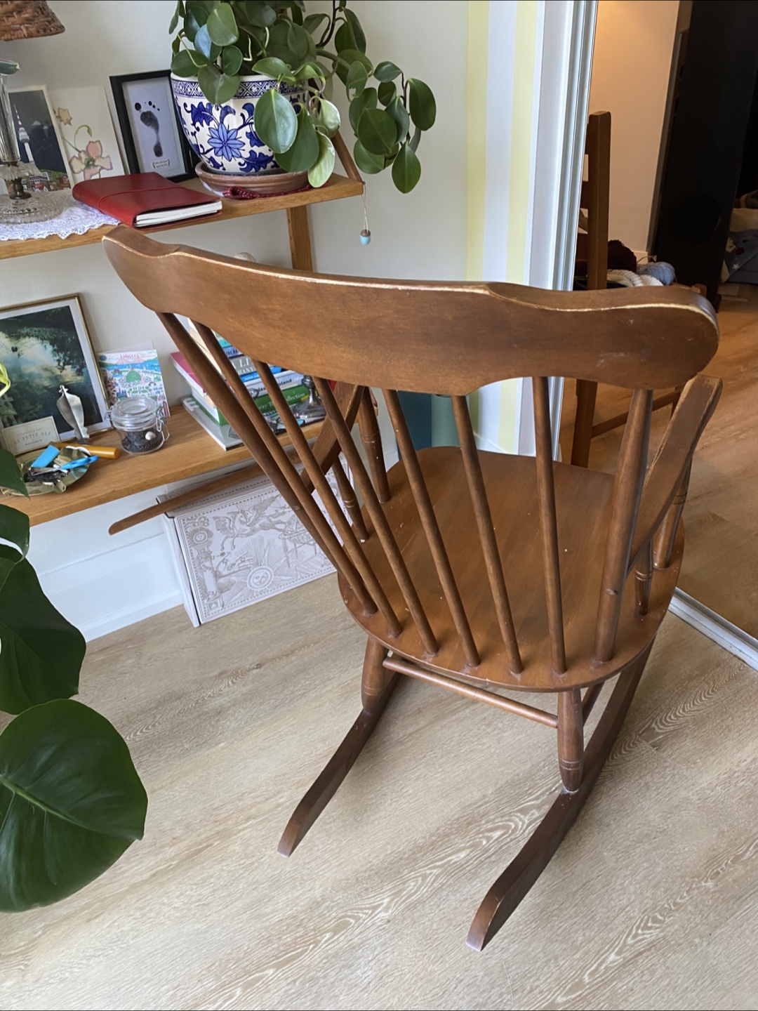 Wooden Rocking Chair - Classic Comfort - photo 2