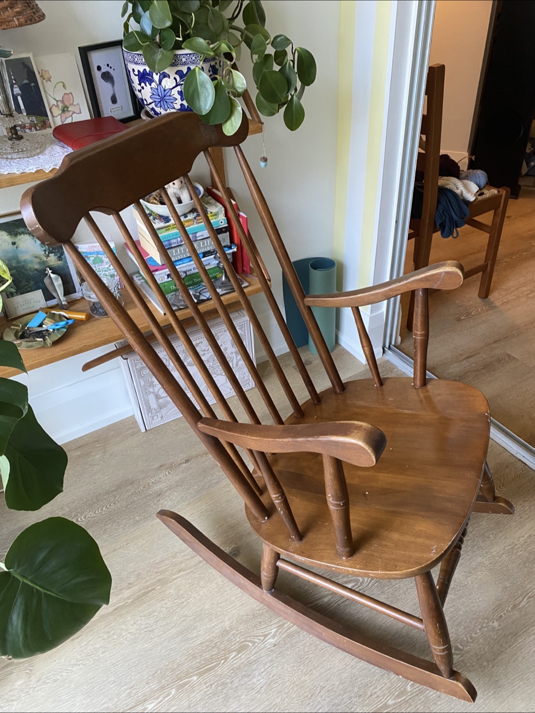 Wooden Rocking Chair - Classic Comfort - photo 3