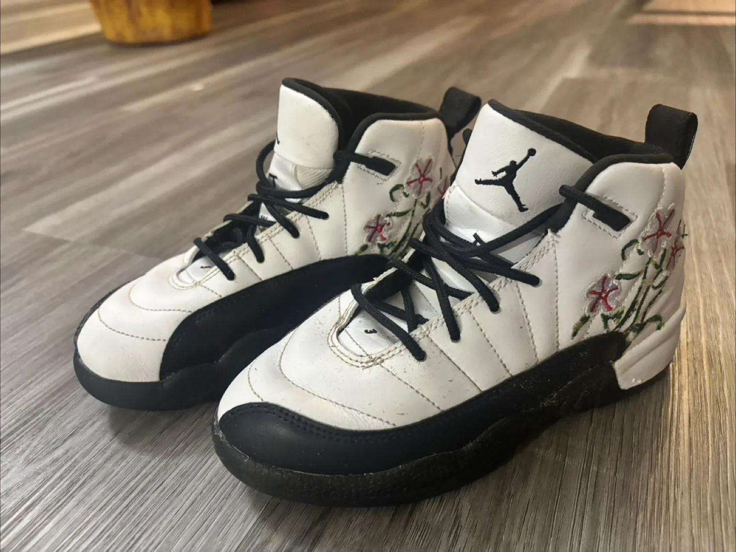 Nike Air Jordan 12 Retro GS Floral White Black Girls Size 1Y image indicator(3)