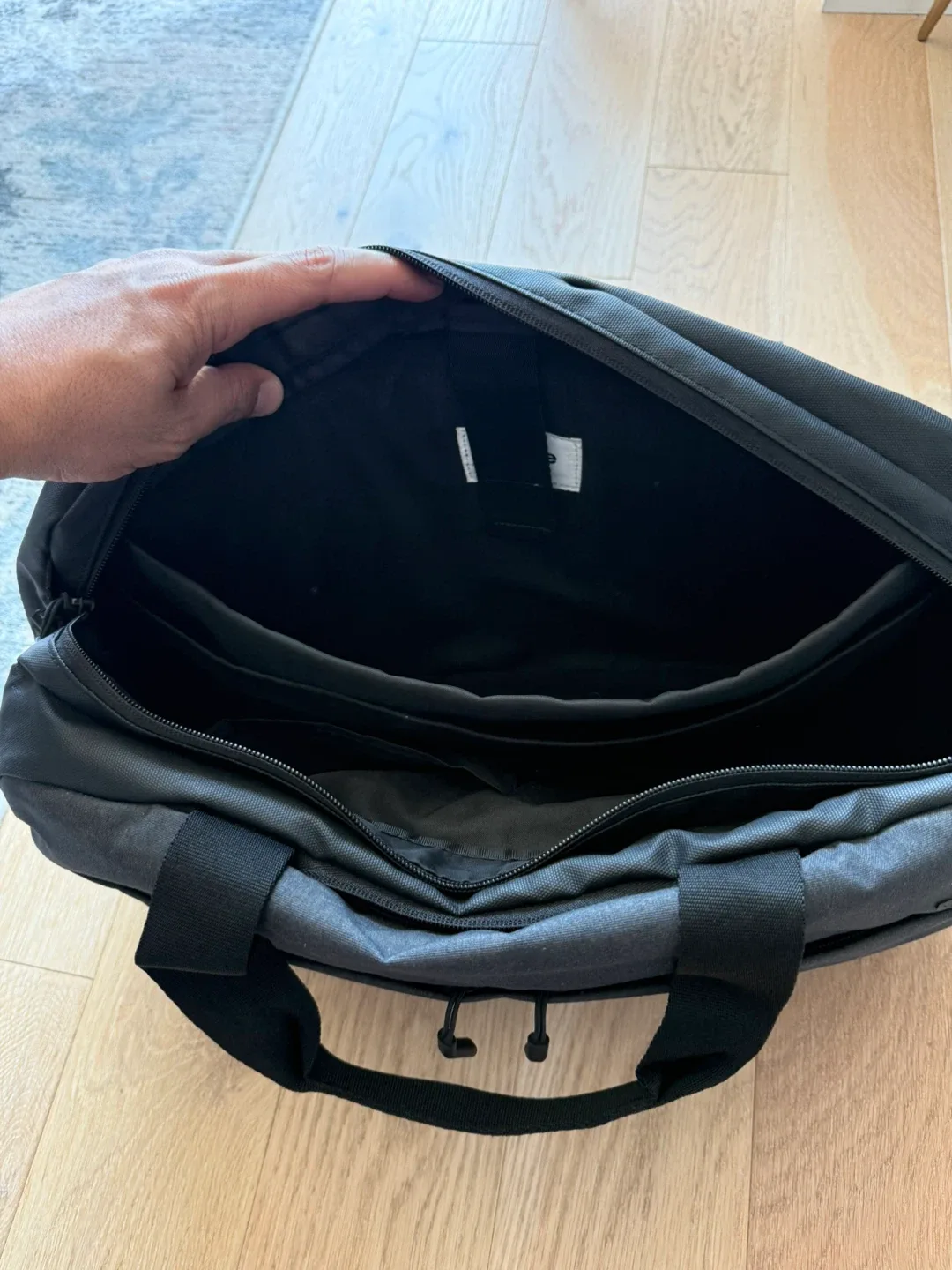 Incase City Black Duffel Bag image indicator(3)