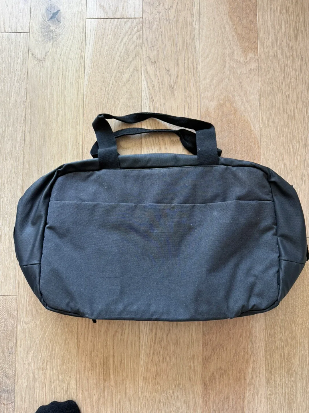 Incase City Black Duffel Bag image indicator(2)