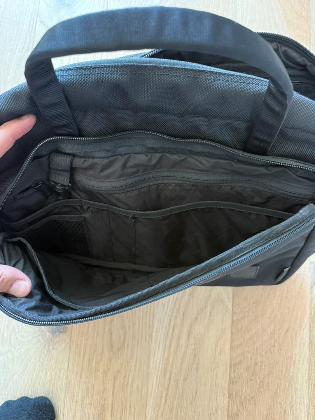 Herschel Black Laptop Bag image indicator(4)