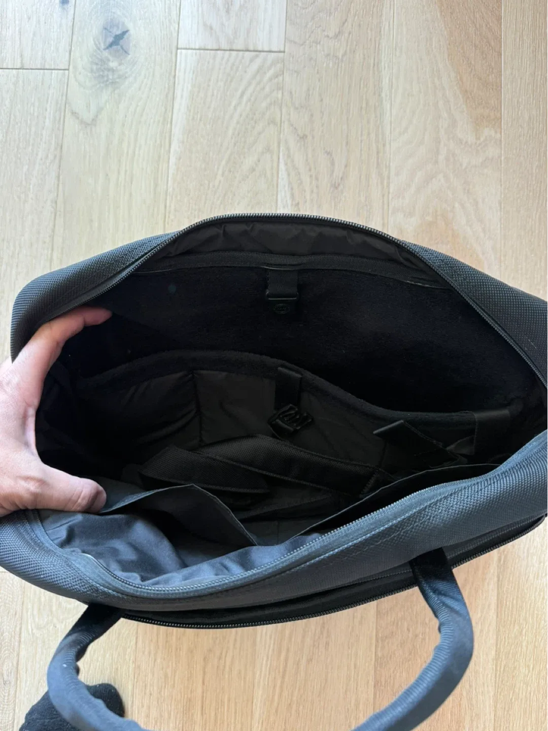 Herschel Black Laptop Bag image indicator(3)