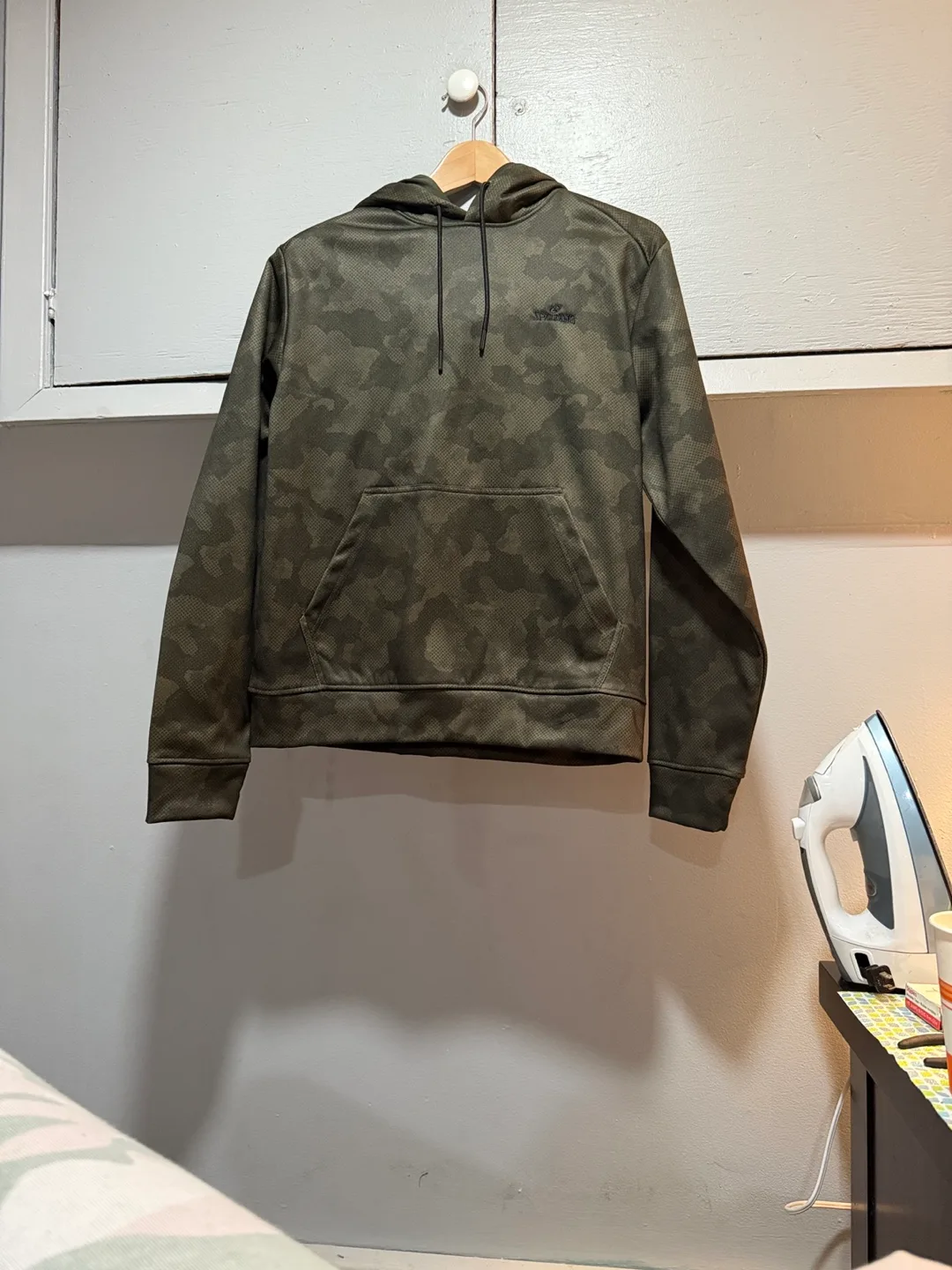 Spalding Camo Hoodie - Size Small thumbnail