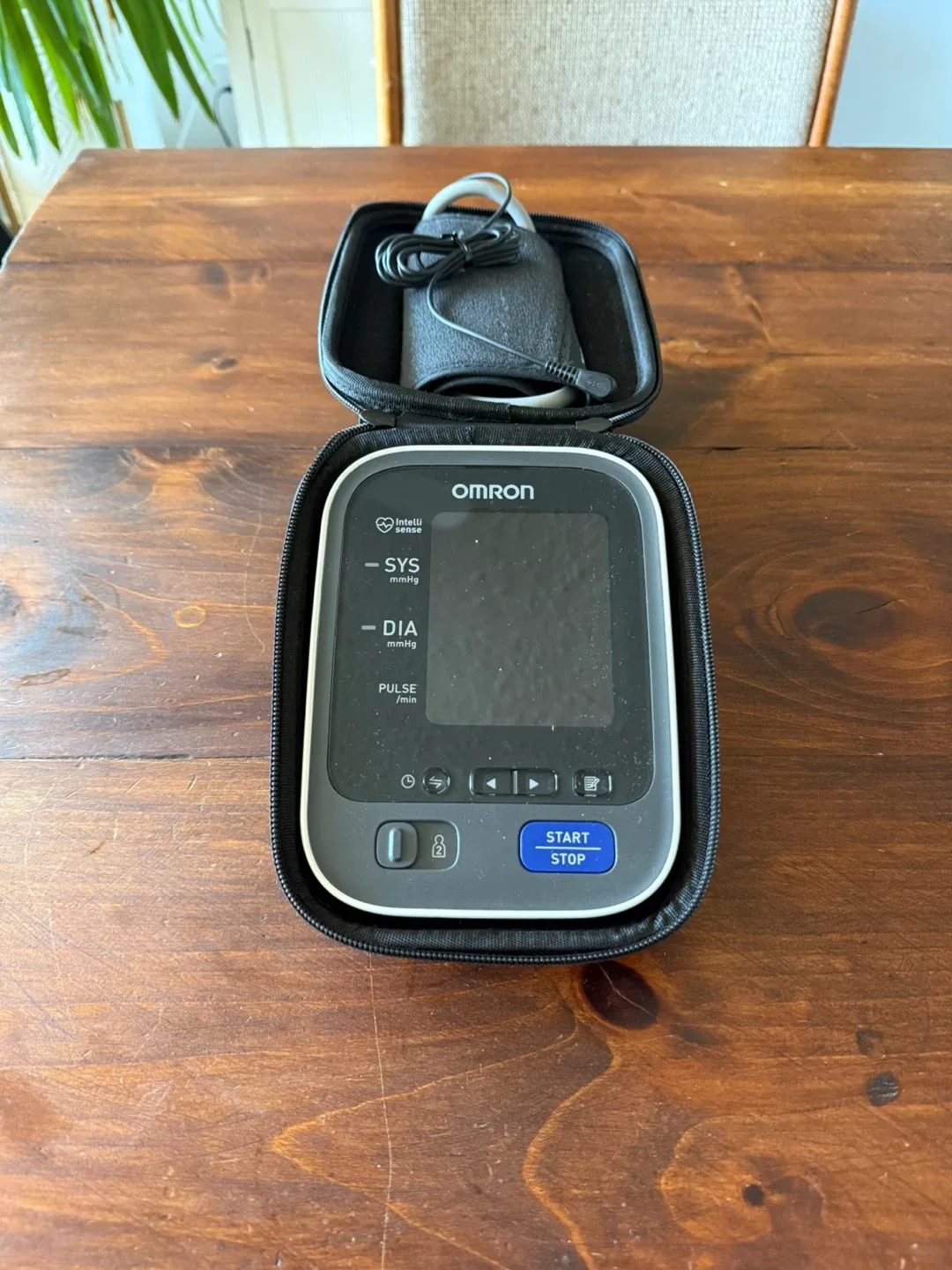Omron Blood Pressure Monitor + Case HEM-7321T-CA thumbnail