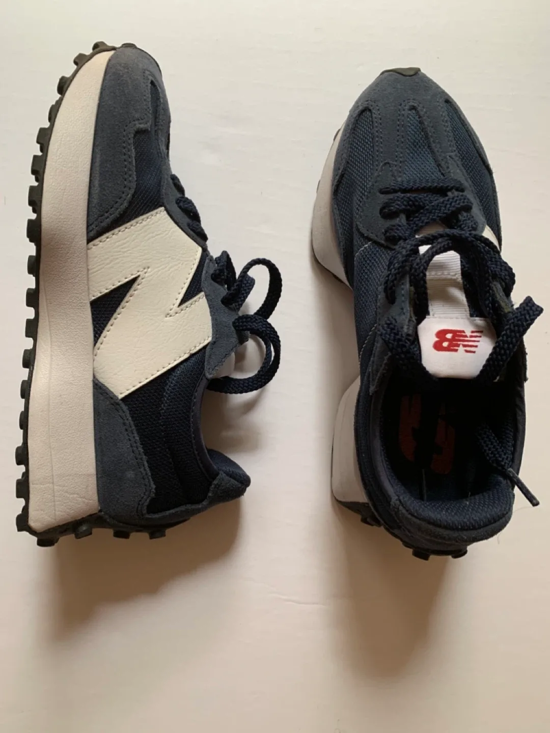 New Balance 327 Navy/White Sneakers image indicator(2)