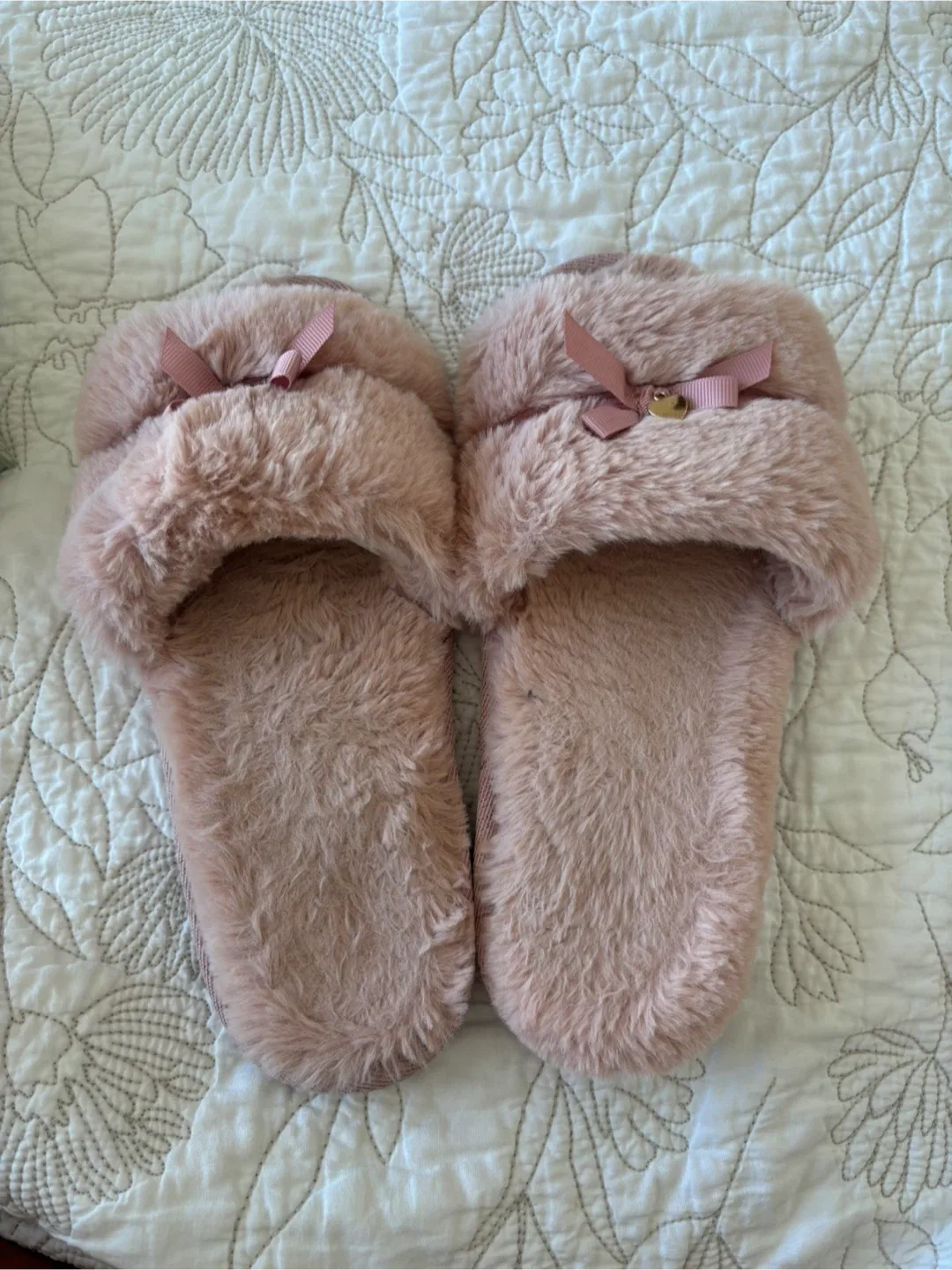 Pink fluffy Slippers thumbnail