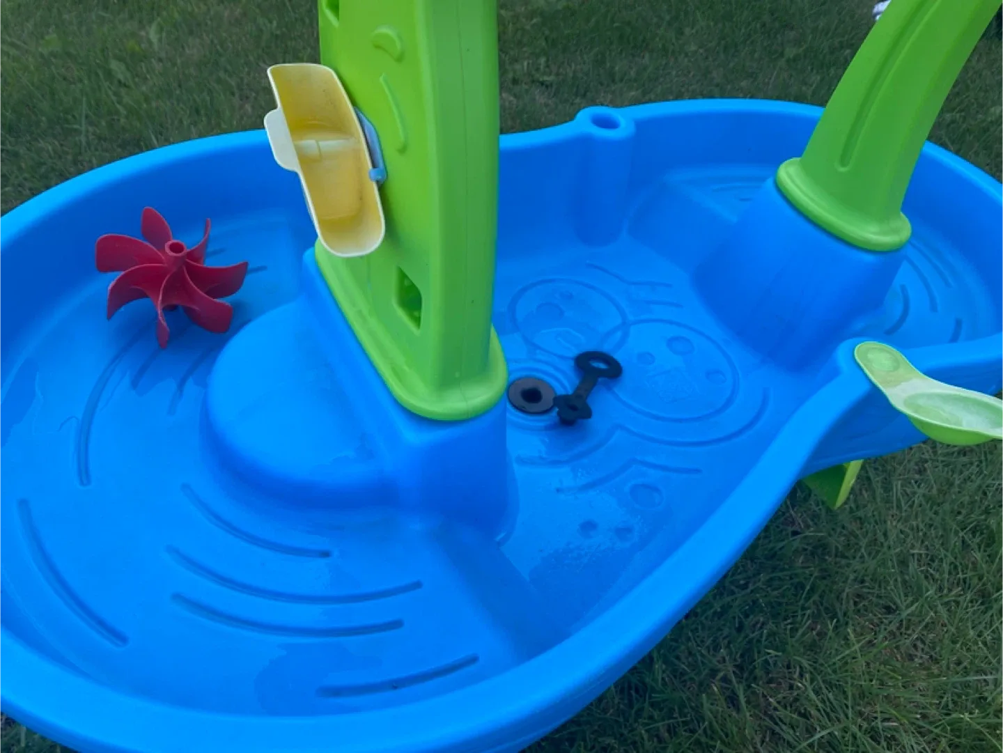 Step2 Water Table - Kids' Outdoor Play image indicator(2)