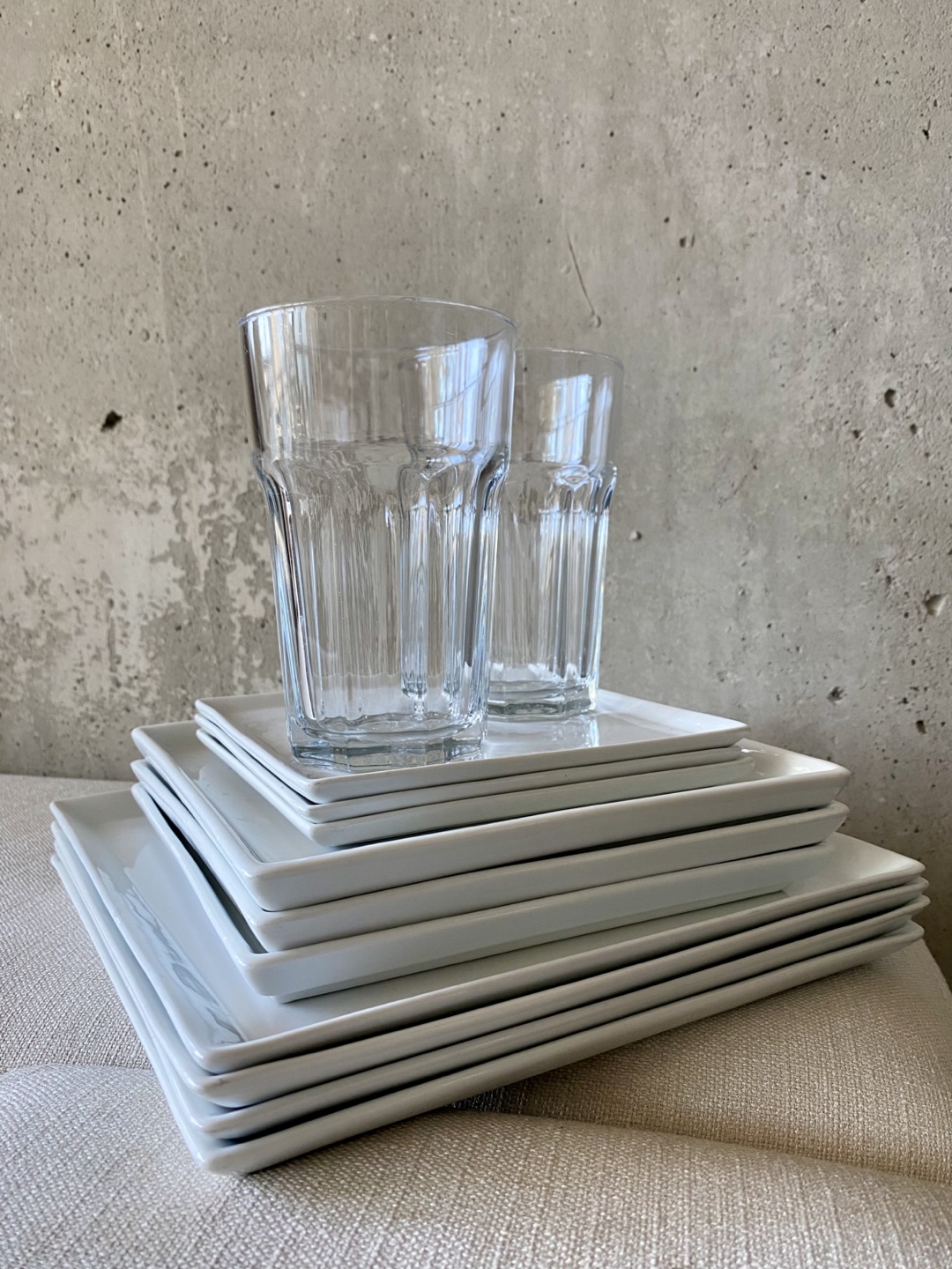 Dinner starter pack! Plates & Glasses Set