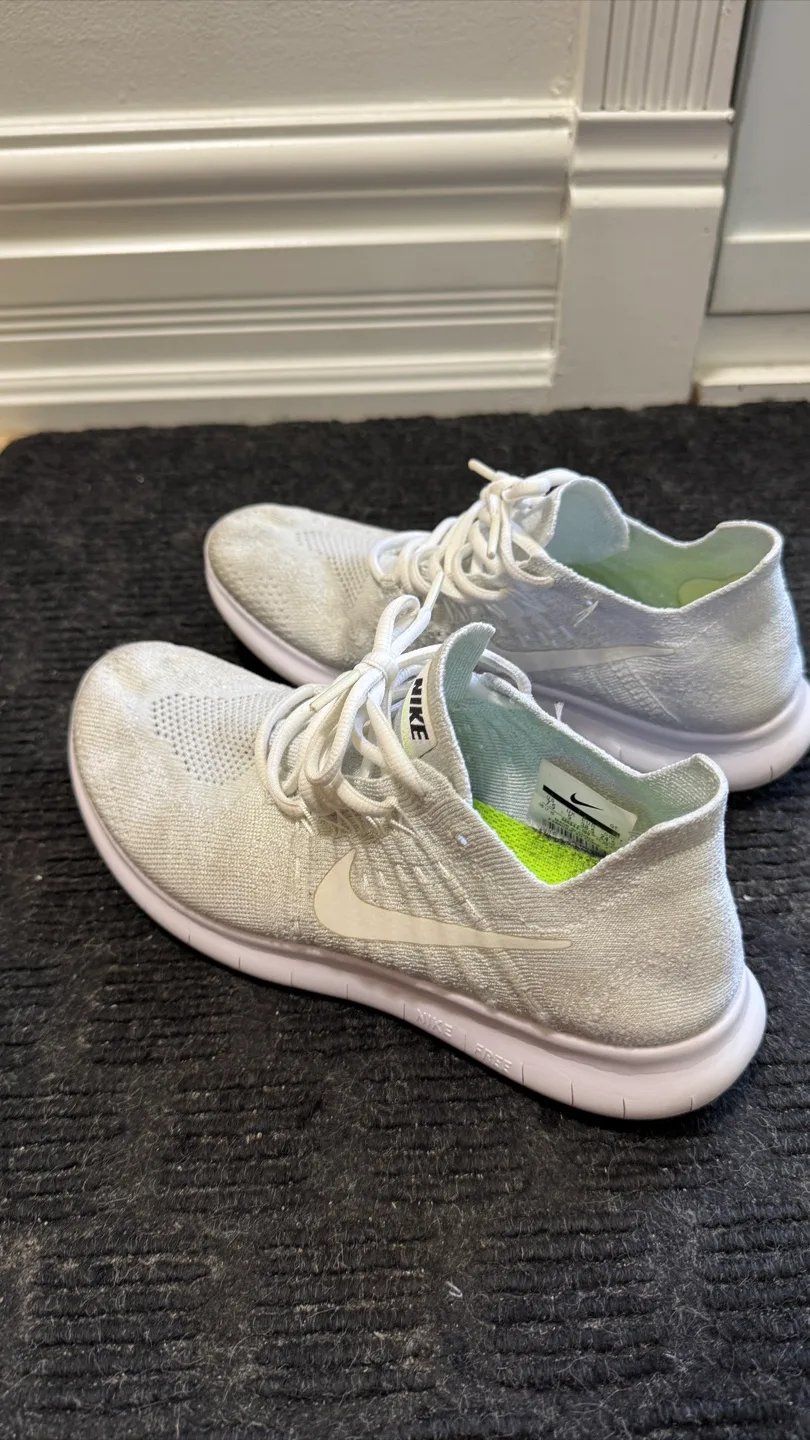 Nike Free Run Women Flyknit White Running Shoes image indicator(3)