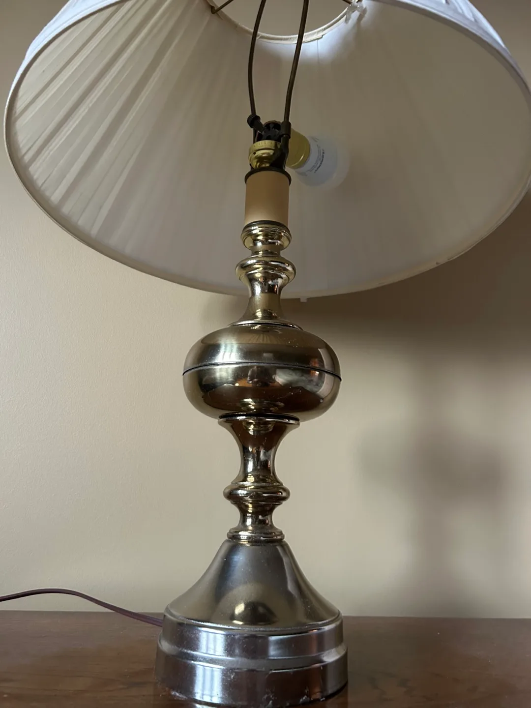 2 Vintage Brass Table Lamps image indicator(2)