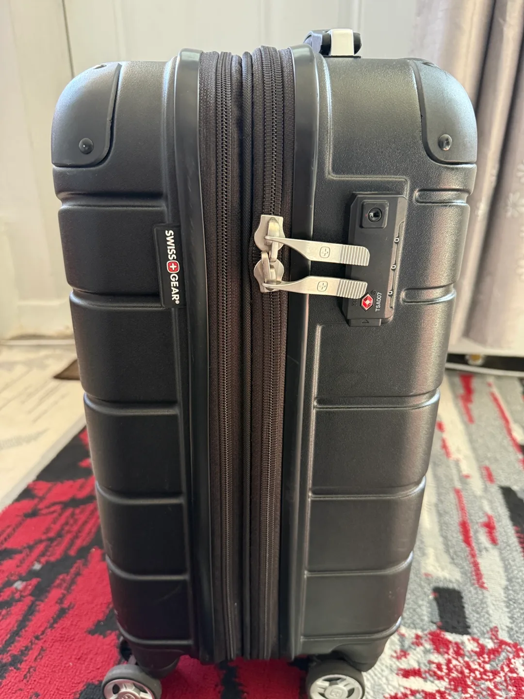 Swiss Gear Black Carry-On Suitcase image indicator(6)