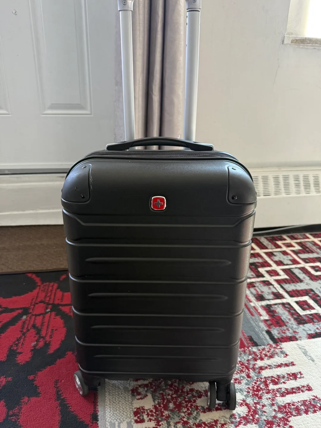 Swiss Gear Black Carry-On Suitcase image indicator(4)