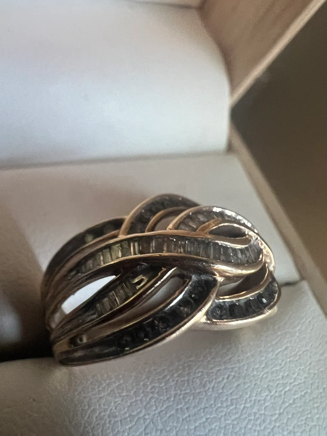 10 k Diamond Gold Ring thumbnail